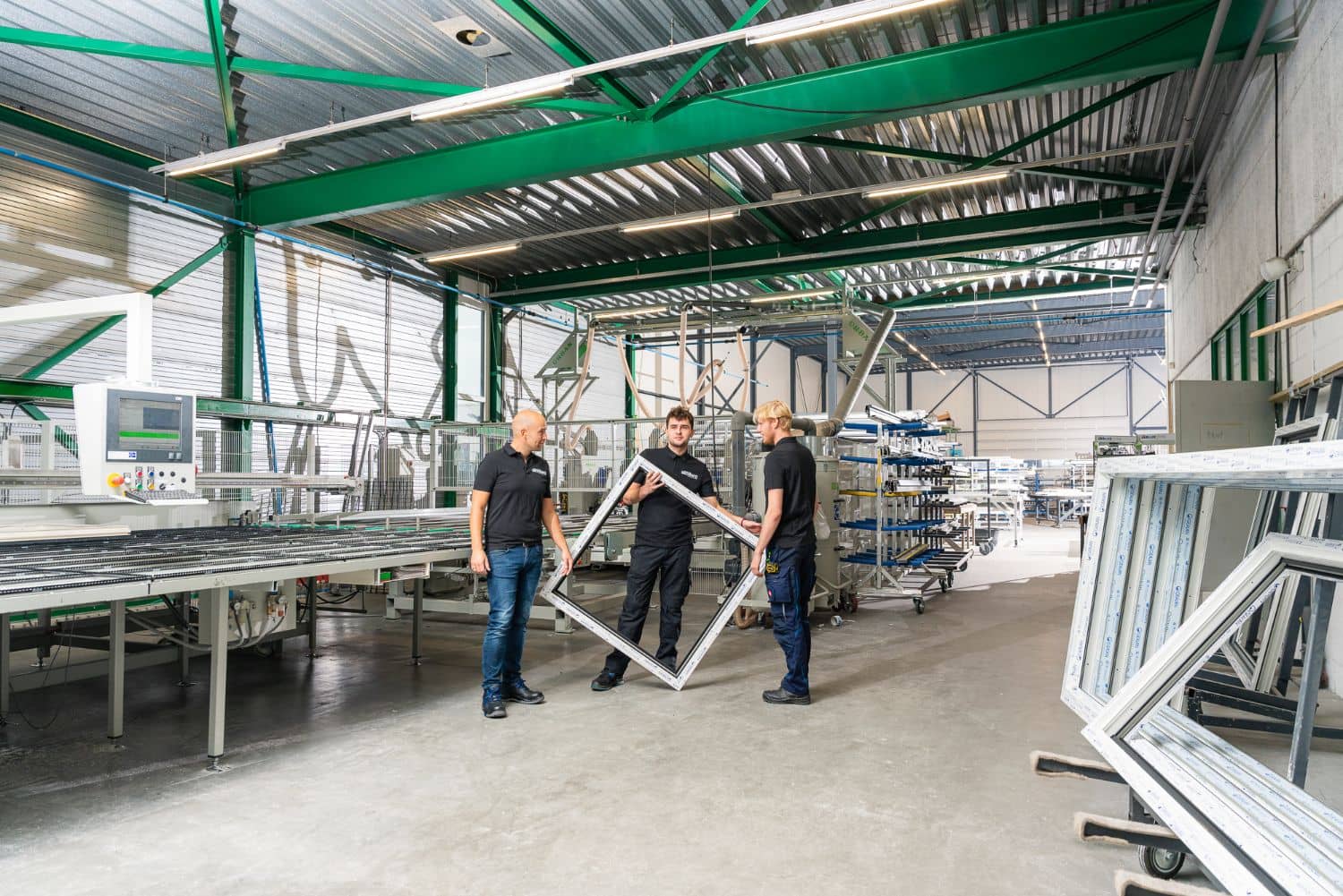 Skodora mannen in de fabriek met kunststof kozijn