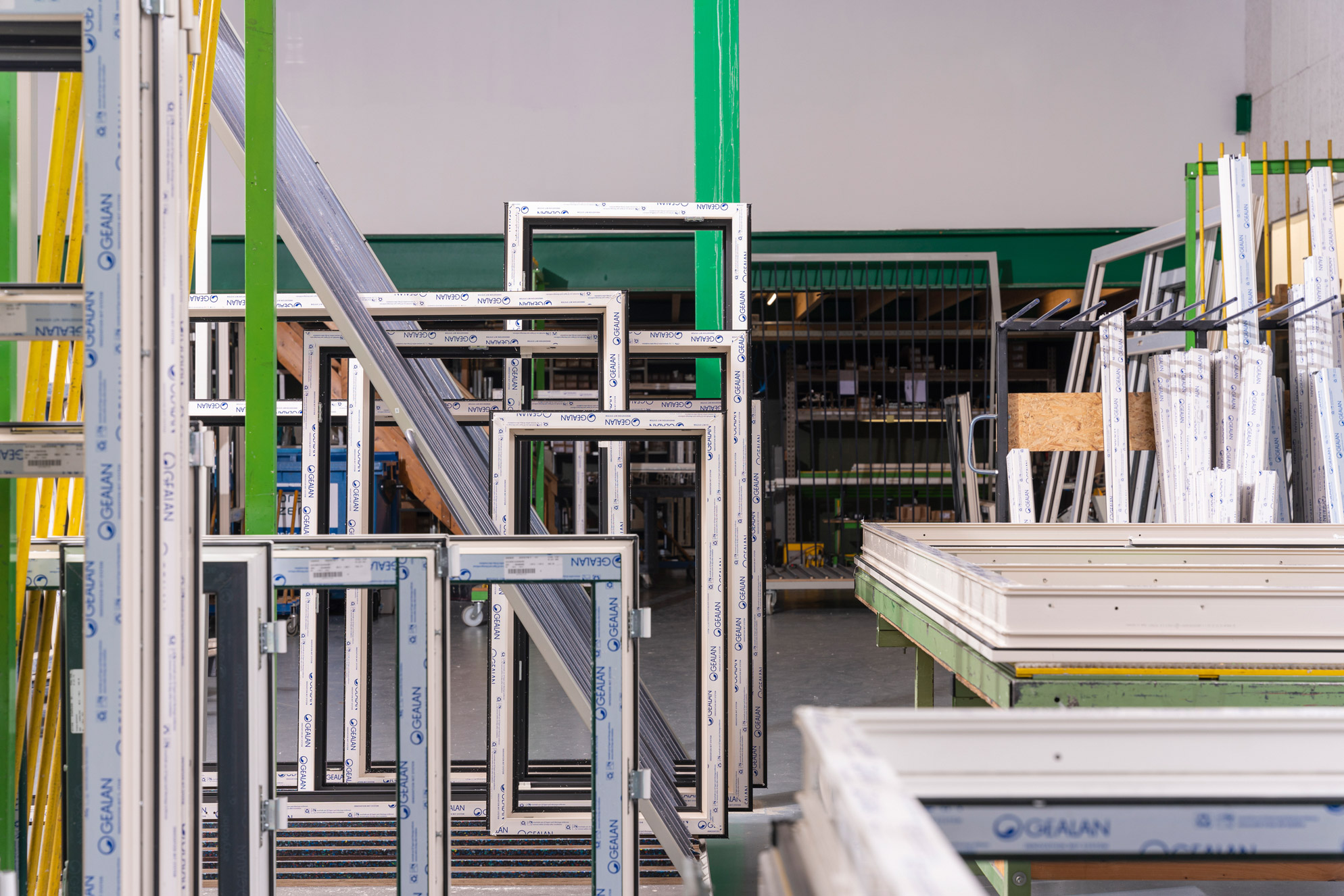 Meerdere kunststof Gealan kozijnen in de fabriek