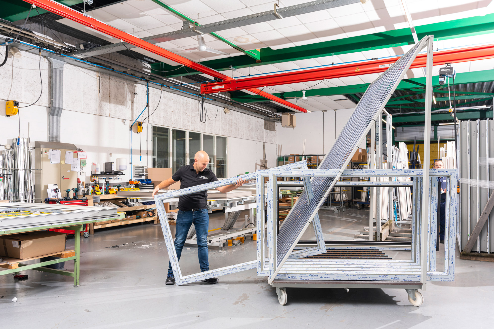 Kunststof Gealan kozijnen in de Skodora fabriek met Chris