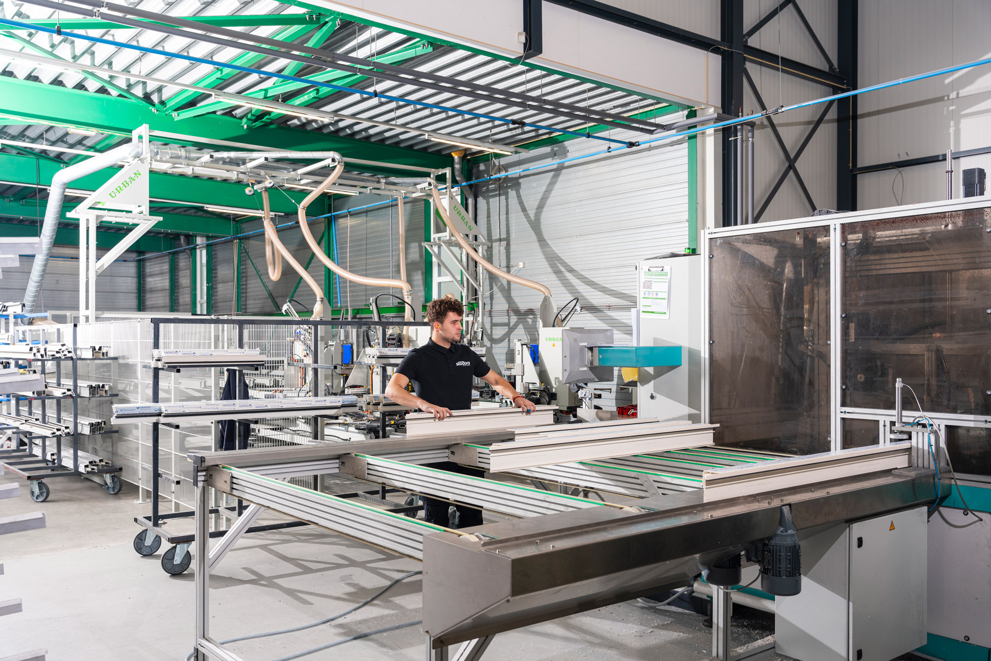 Kunststof kozijnen fabriek collega Pim aan de machine