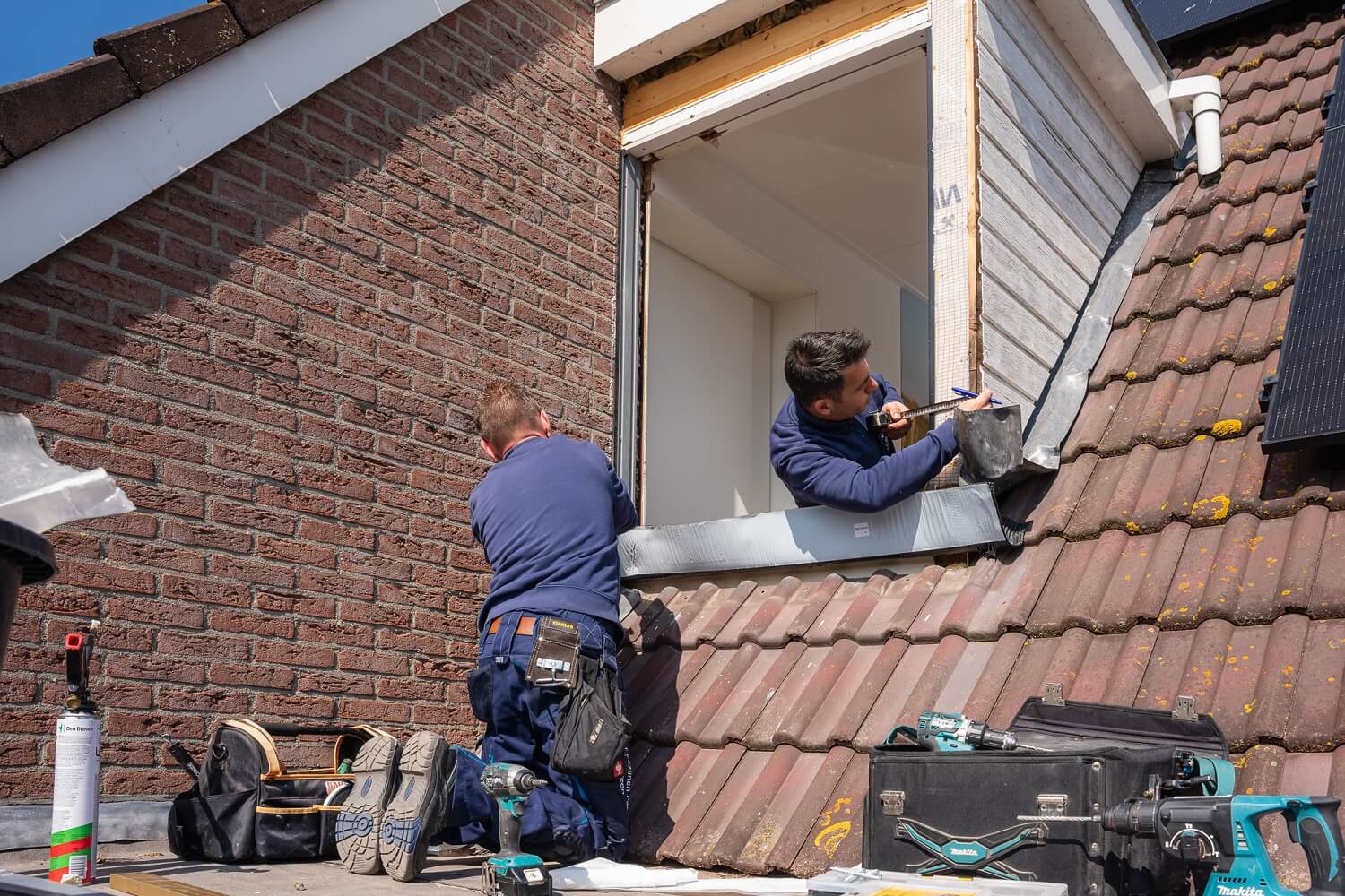 Plaatsen kunststof kozijn in dakkapel
