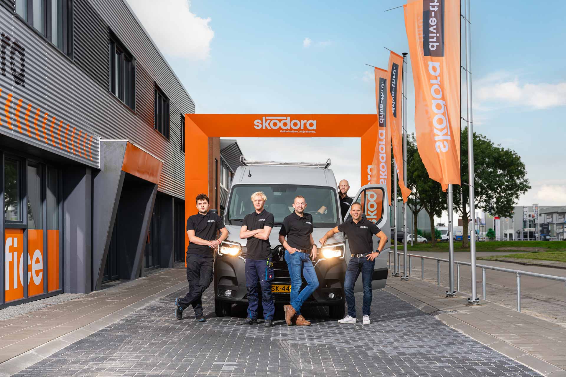 Vooraanzicht mannen van Skodora in drive-thru met bus
