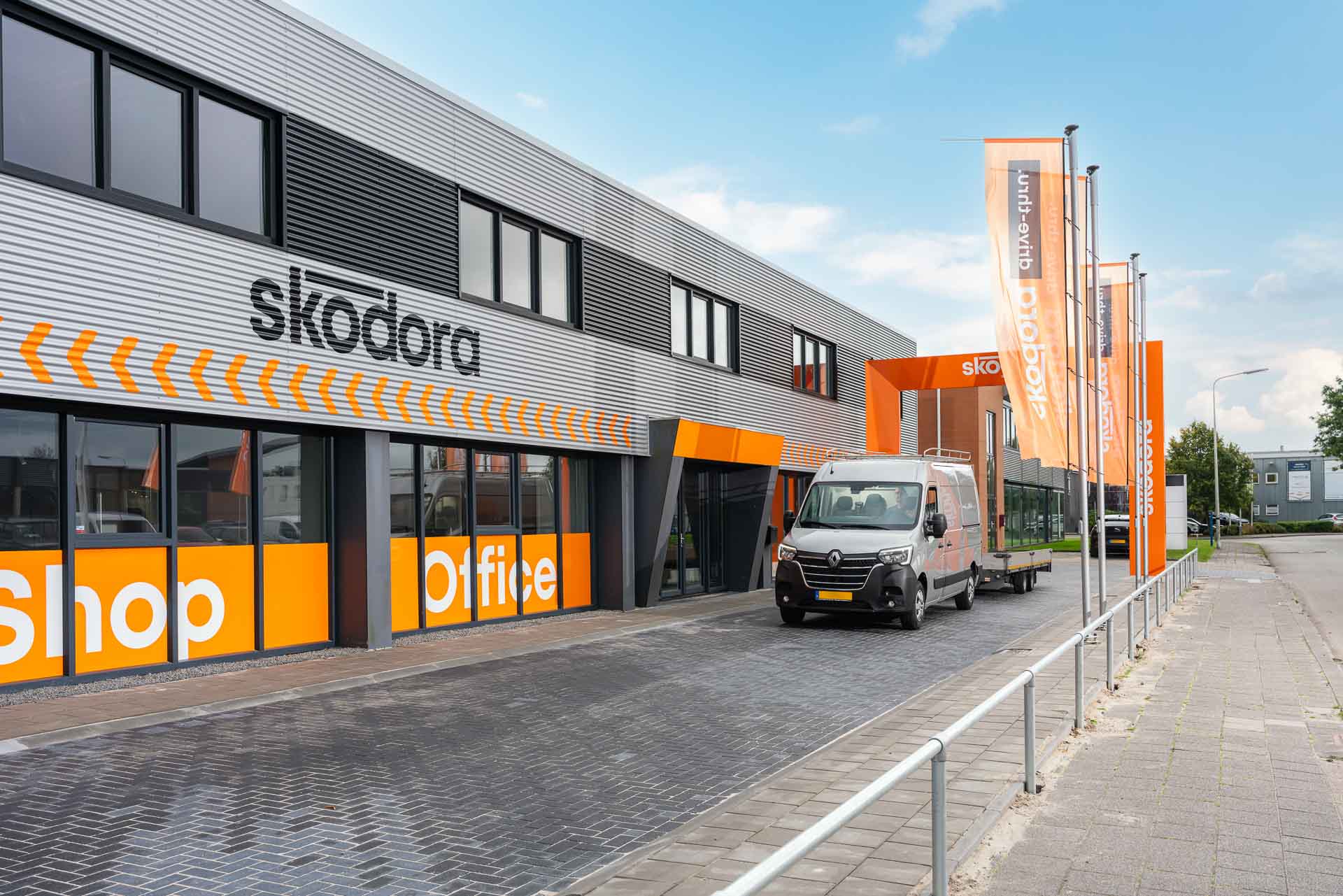 Klant rijdt door drive-thru