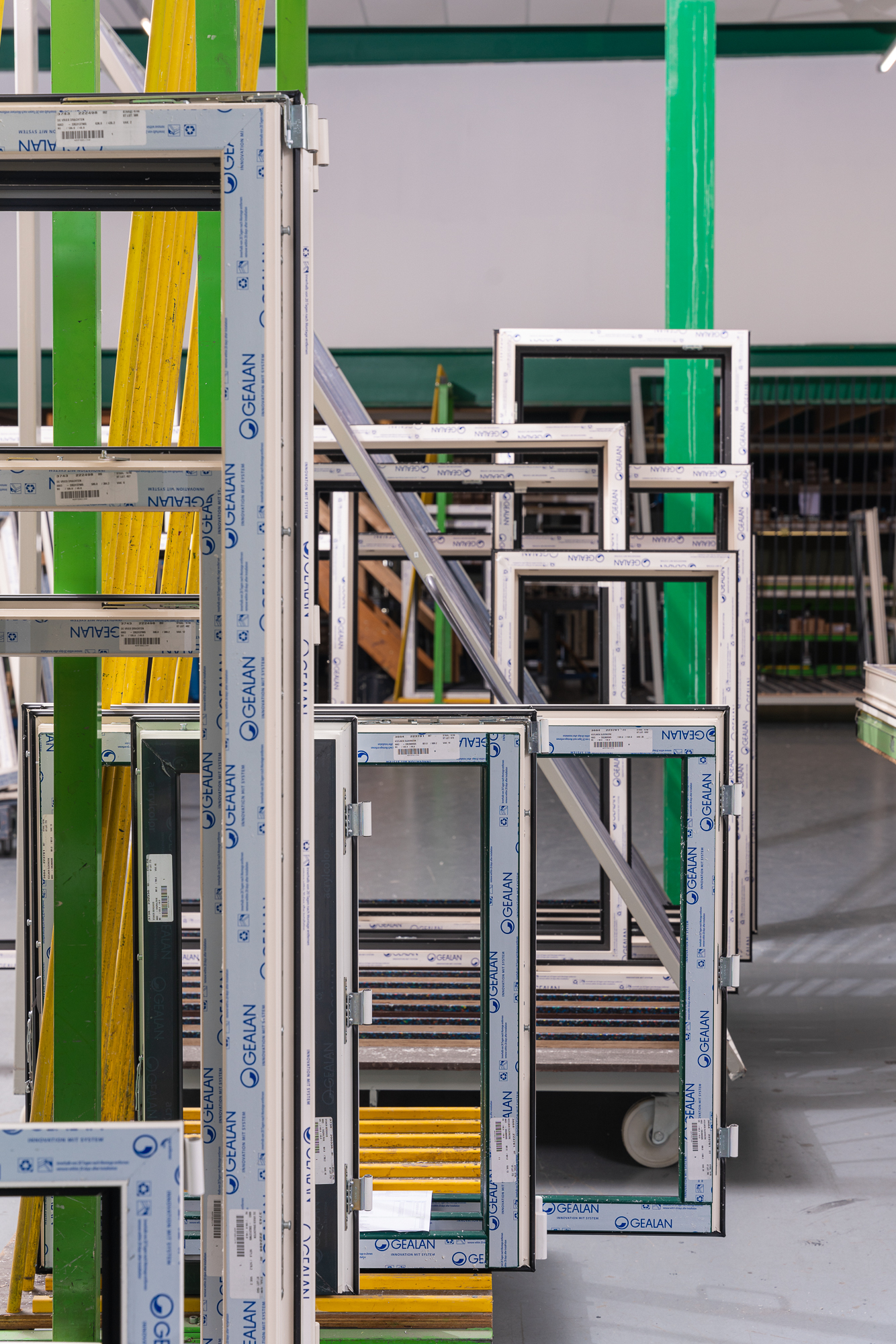 Skodora kozijnen van deuren in fabriekshal