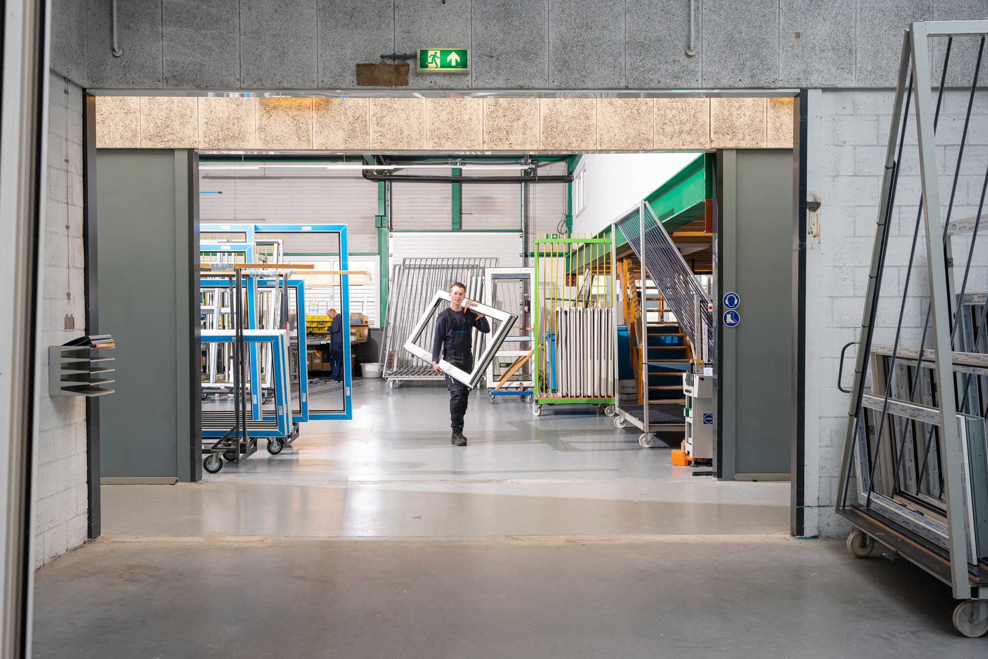Medewerker in fabriek met kozijn